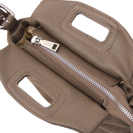 Nomade - zamszowa torebka na ramię z frędzlami